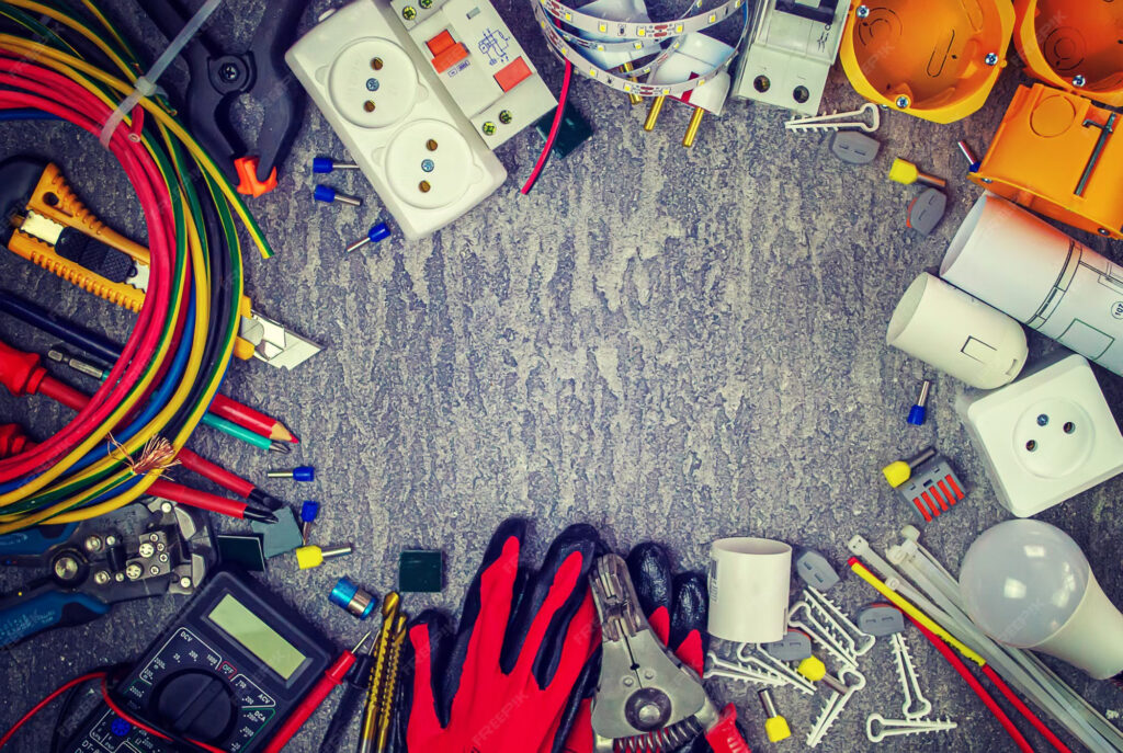 Elektro Rot GmbH Werkbank Diverse Elektrische Gegenstände liegen auf einer Werkbank.
